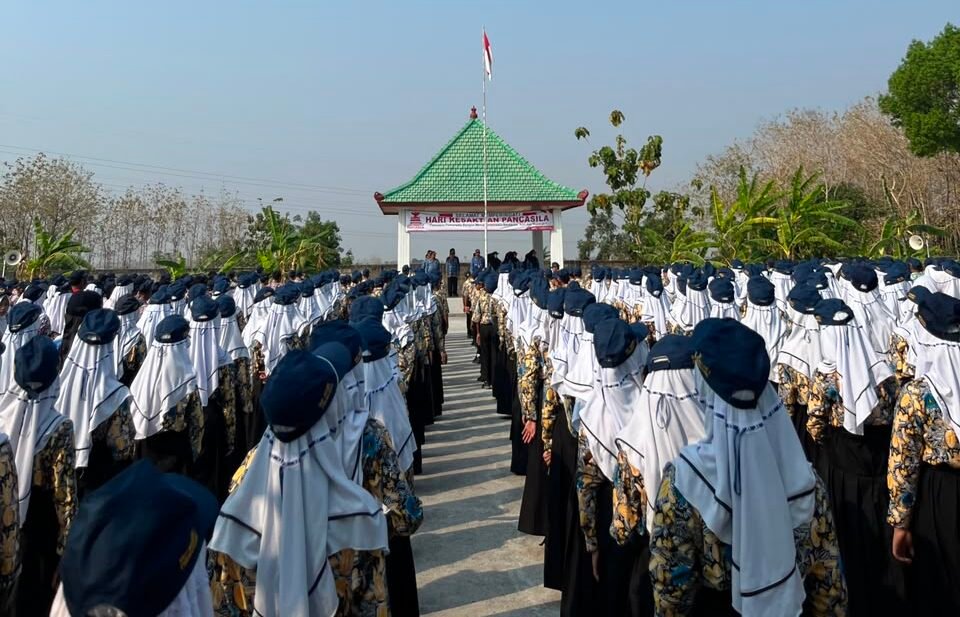 Peringatan Hari Kesaktian Pancasila: Pembina Upacara Ajak Siswa Refleksikan Nilai Pancasila dalam Kehidupan Sehari-hari